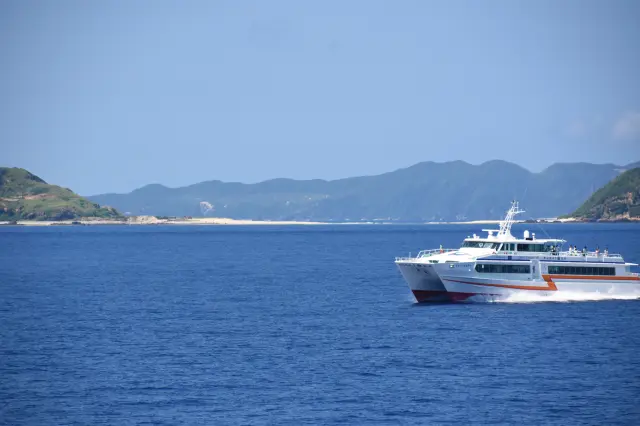 那覇や石垣島の港から高速船に乗れば、個性豊かな離島へ気軽にアクセスできる