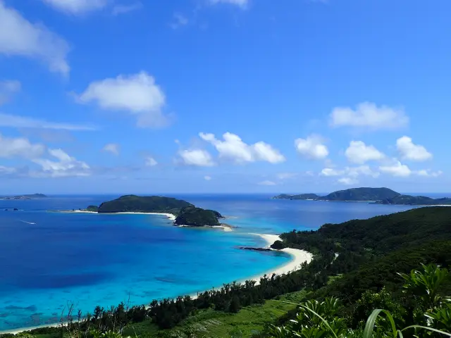 「ケラマブルー」と呼ばれる透明度の高い海と、大小の島々が織りなす慶良間諸島の景観