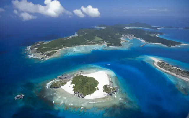座間味島を中心に、阿嘉島や慶留間島など周辺の島々を巡る楽しみも広がる