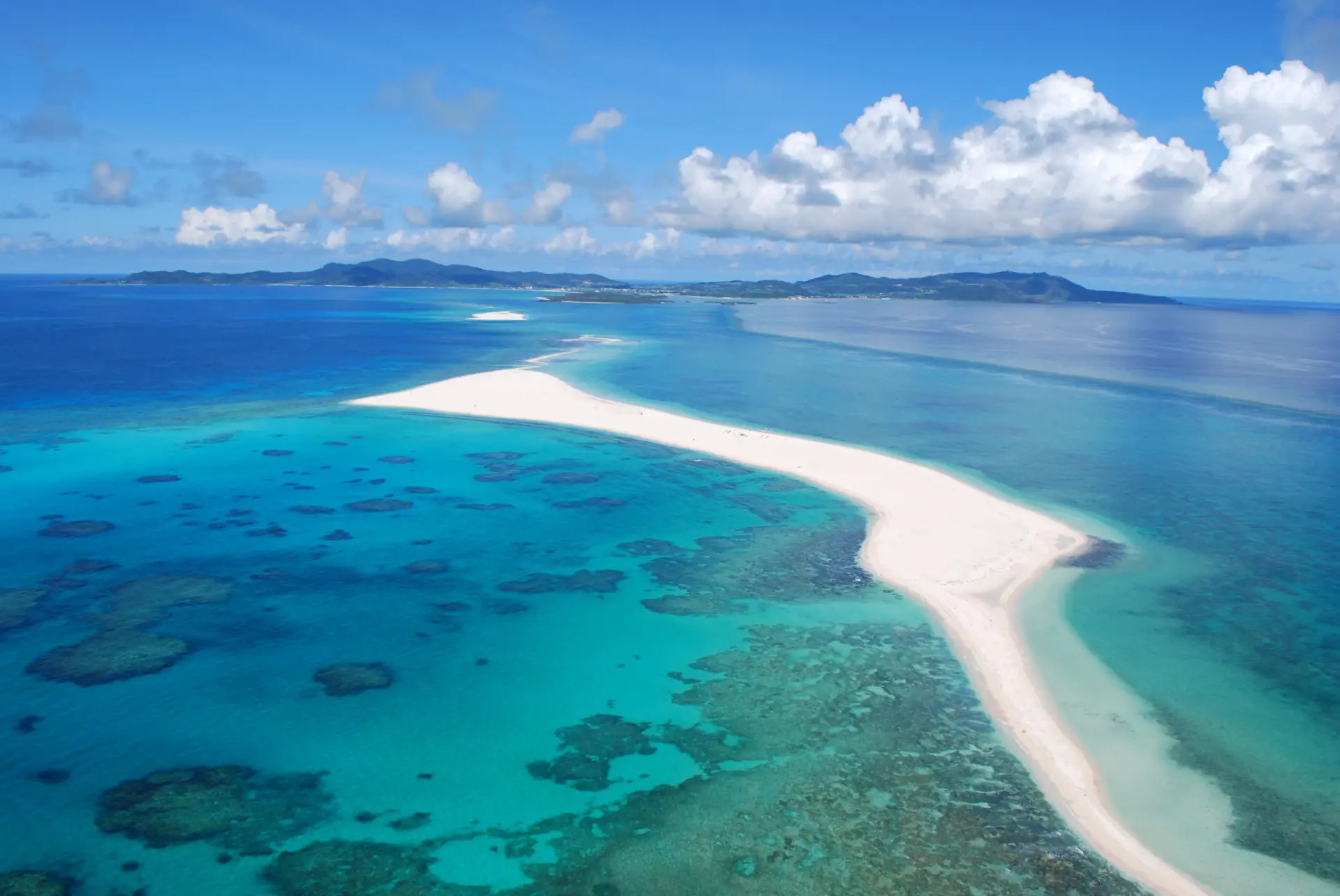 真っ白な砂州が続くハテの浜は、久米島を代表する景観のひとつ