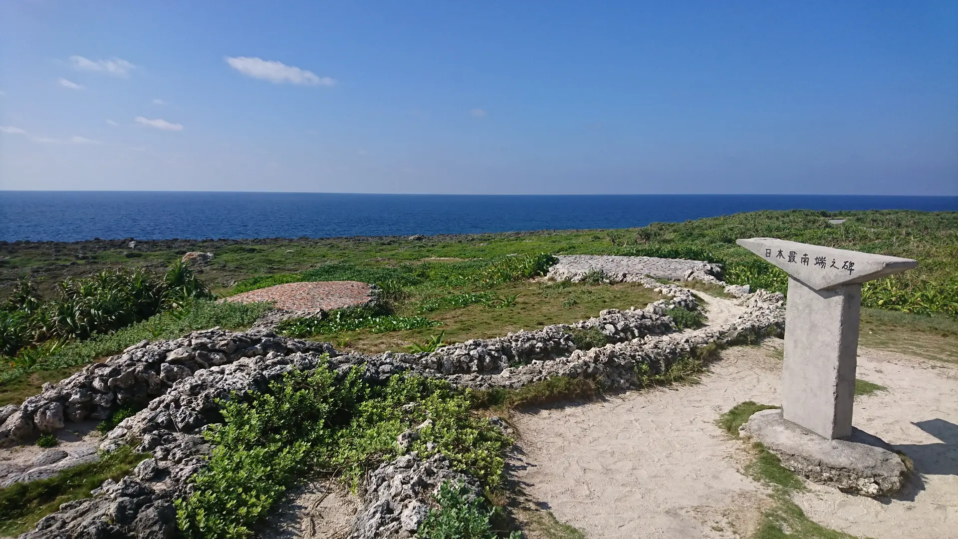 日本最南端の有人島・波照間島を象徴する「日本最南端之碑」