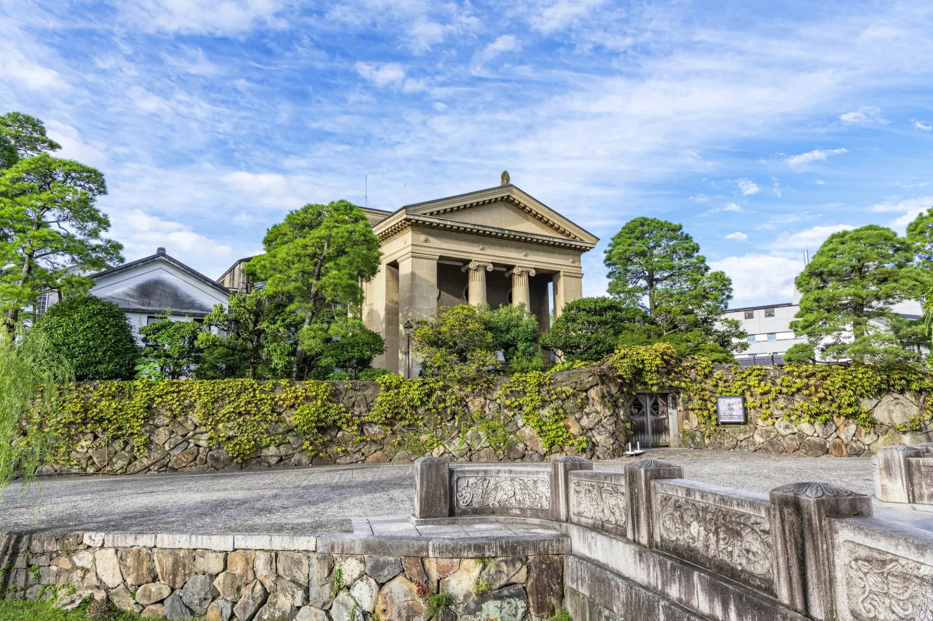 石造りの列柱が印象的な本館外観。クラシカルな佇まい