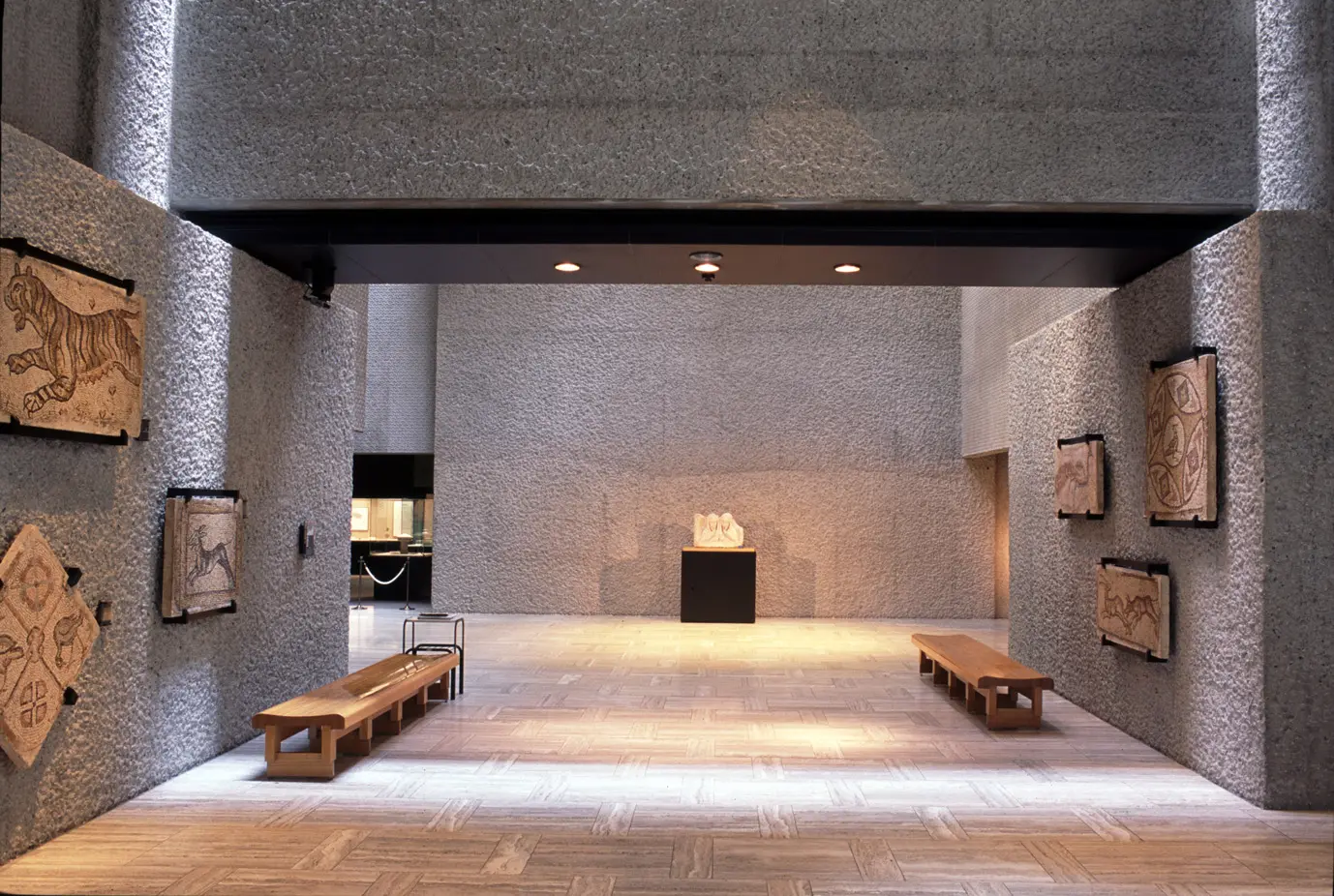 「館蔵品展」では、収蔵品のなかから約300展を展示