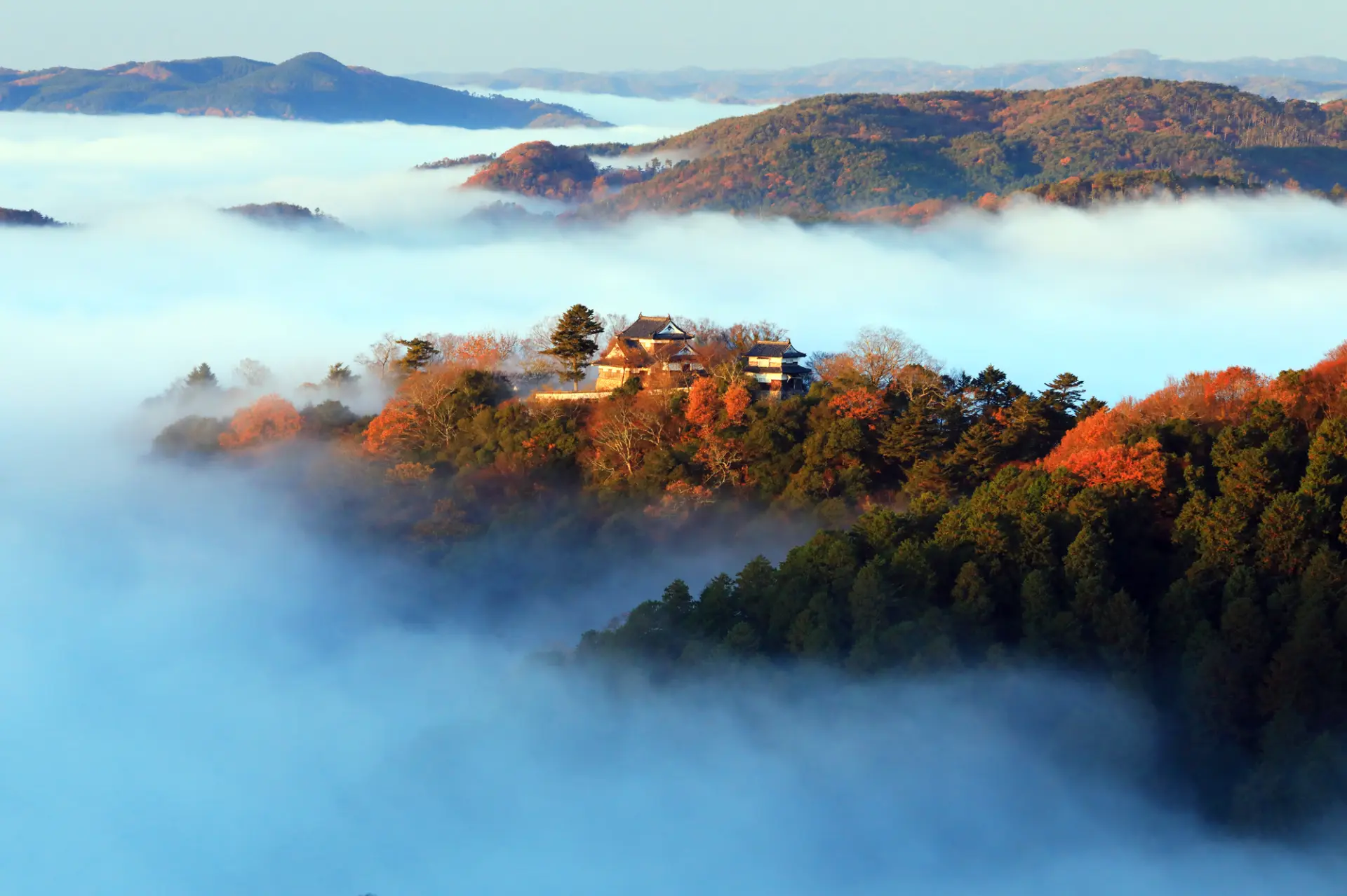 雲海に浮かぶ天守。条件が合えば出合える幻想的な山城の姿