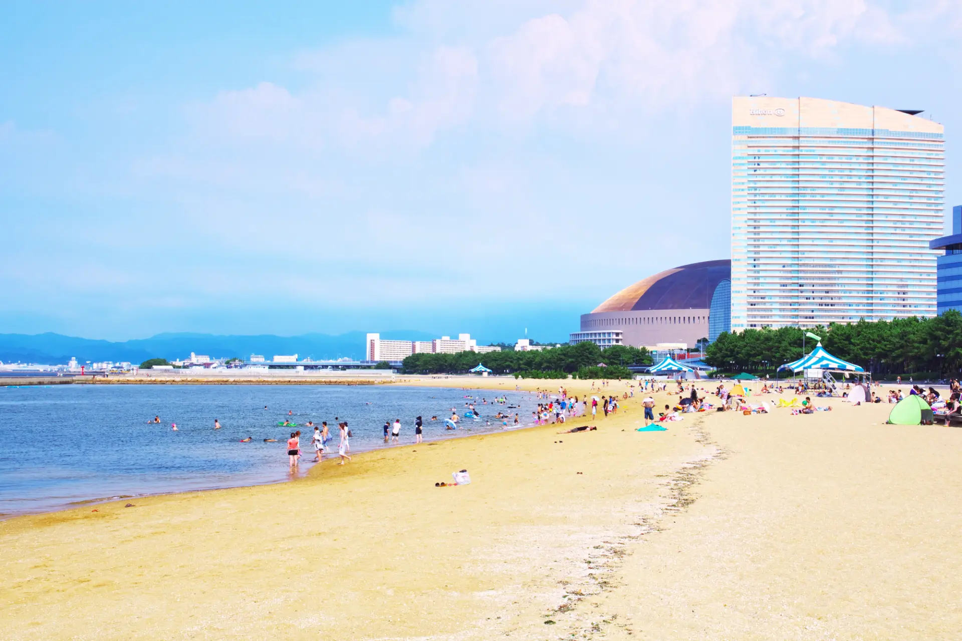 「シーサイドももち海浜公園」では、都心にありながら海辺レジャーが楽しめる