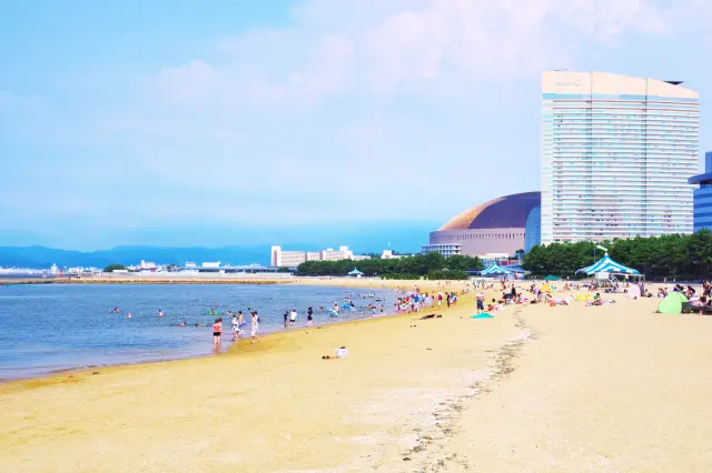 「シーサイドももち海浜公園」では、都心にありながら海辺レジャーが楽しめる