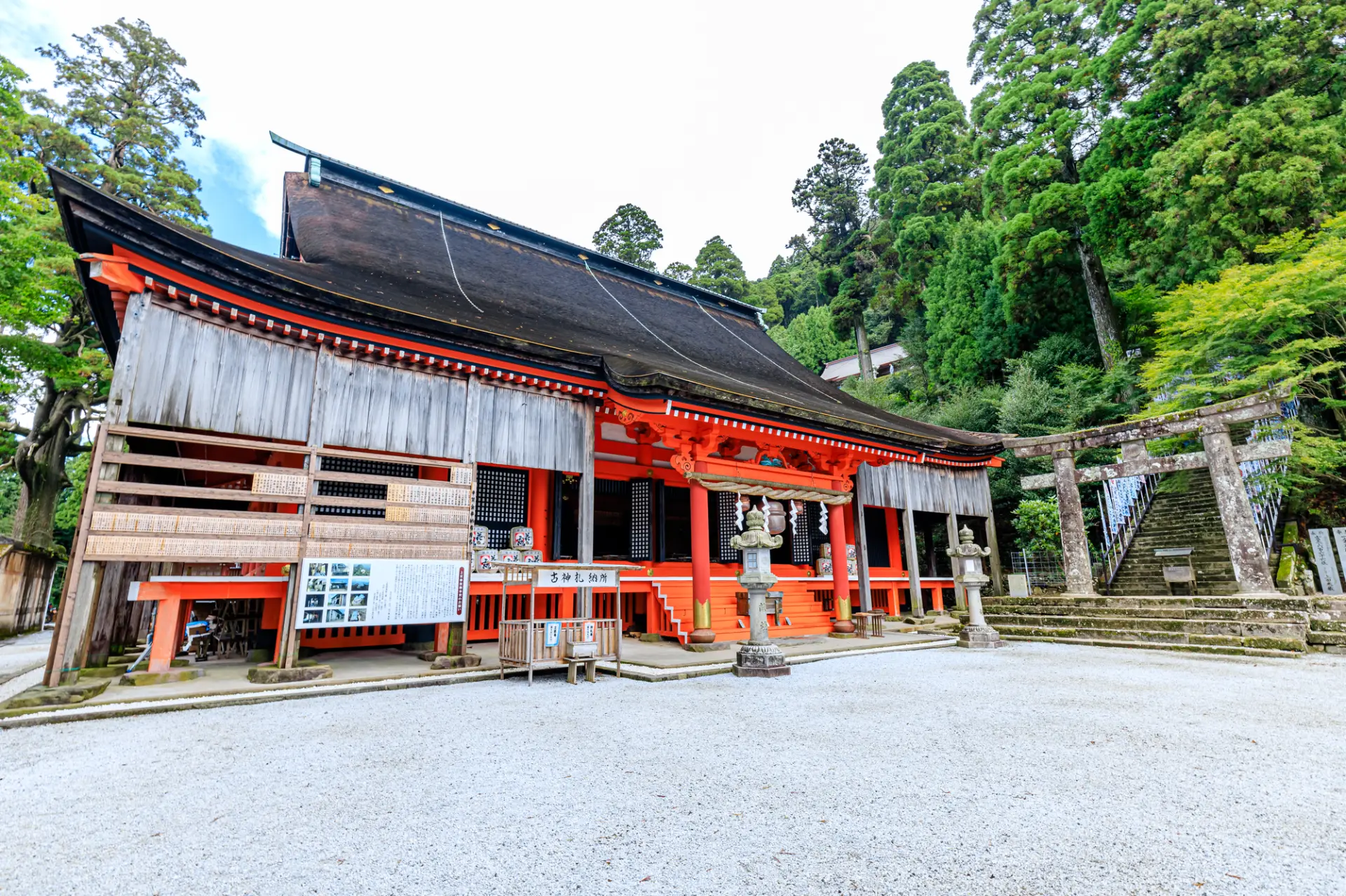 中岳には福岡県唯一の神宮・英彦山神宮が鎮座する