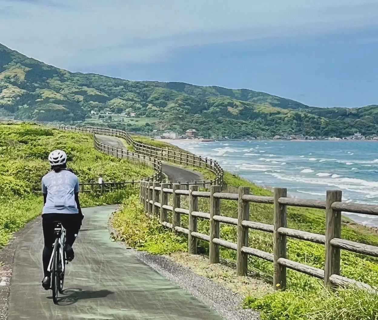 海沿いや島の道を巡るサイクリングでは、潮風を感じながら開放的な景色を楽しめる