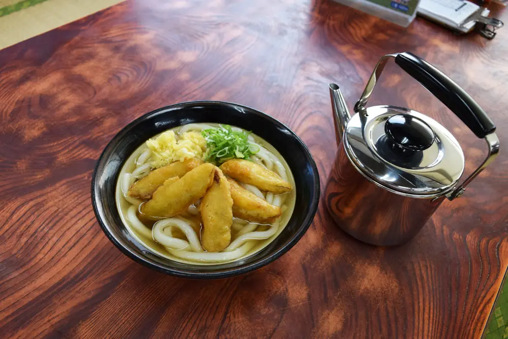 ごぼうの天ぷらが載った「ごぼ天うどん」が定番