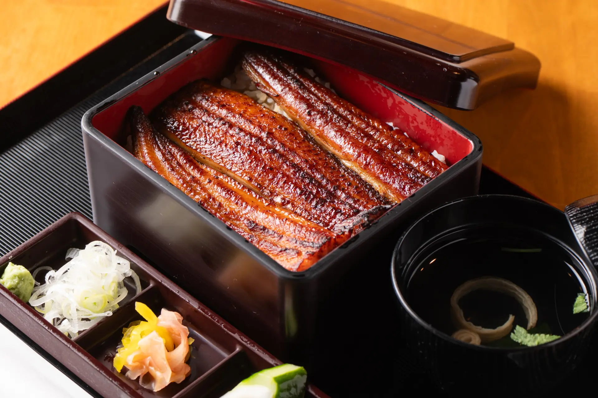 並・上・特上の3種類の鰻を味わえる「食べ比べ重」も人気