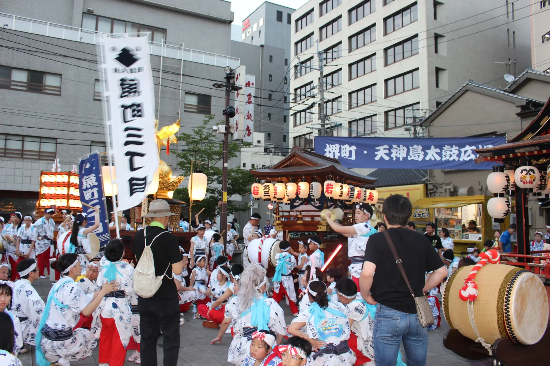 毎年7月第3土曜をはさむ金・土・日曜に開催される