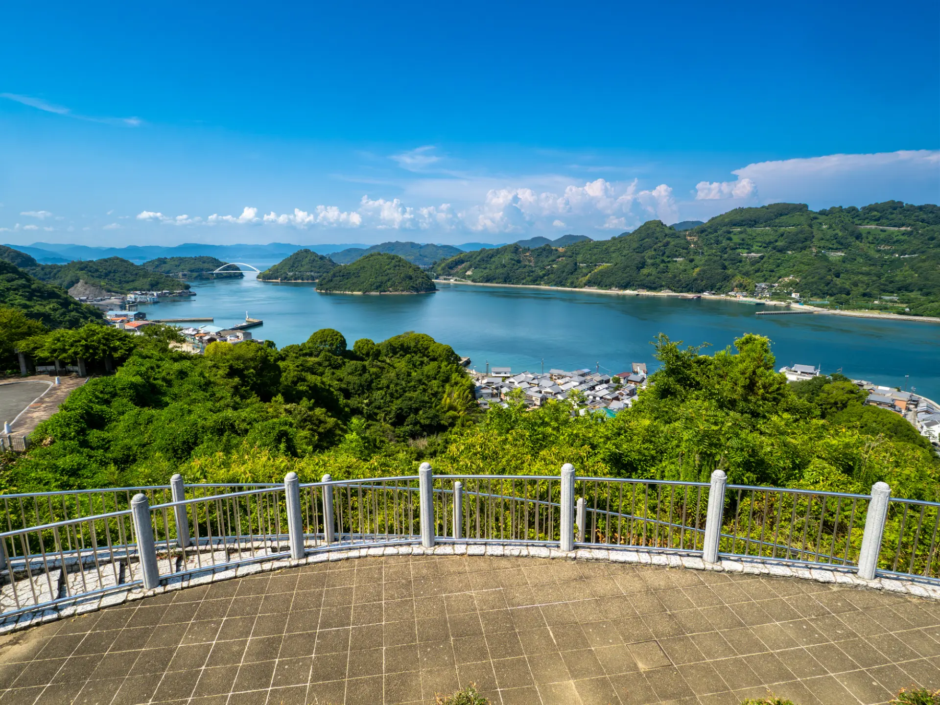 大崎下島の歴史の見える丘公園から望む、夏らしい瀬戸内の風景