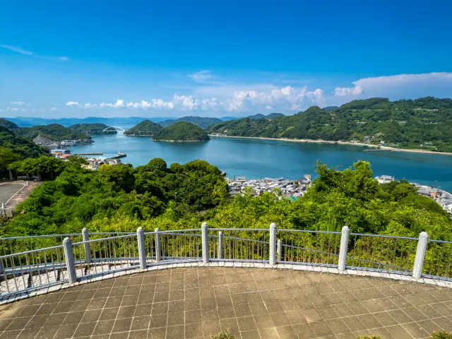 大崎下島の歴史の見える丘公園から望む、夏らしい瀬戸内の風景