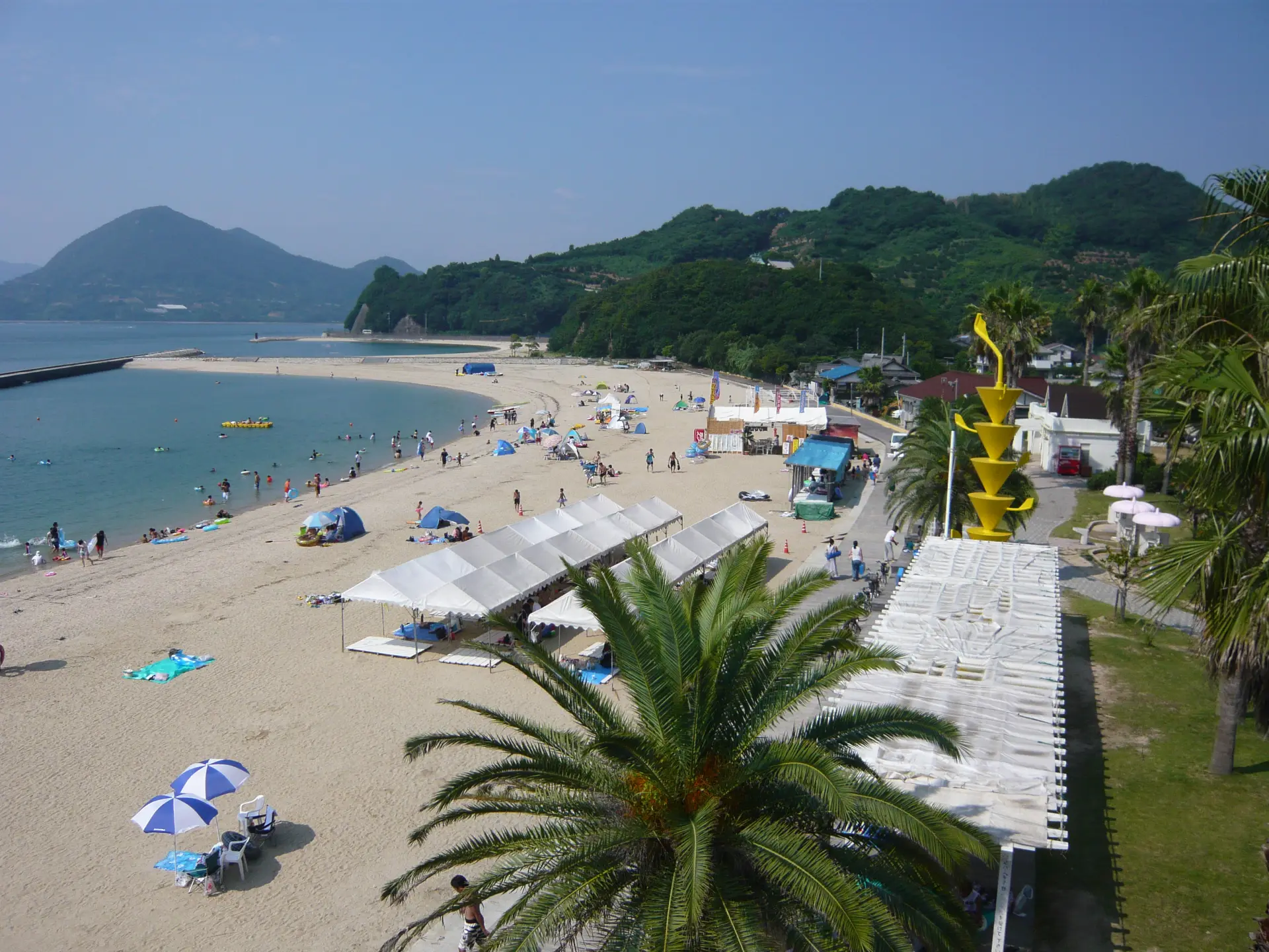 夏は海水浴のほか、カヤックやSUPなども楽しめる施設も充実