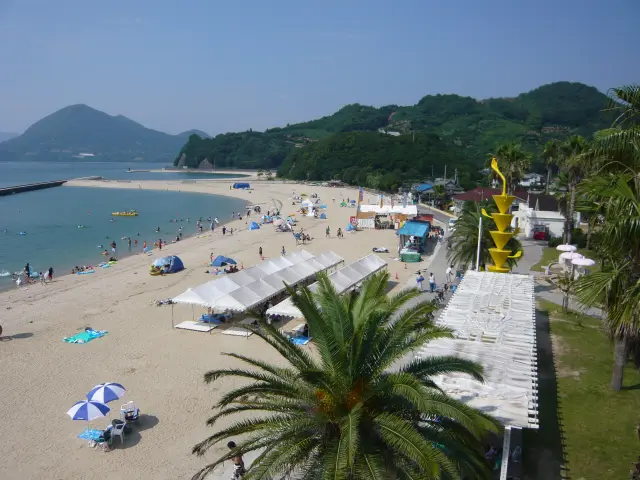 夏は海水浴のほか、カヤックやSUPなども楽しめる施設も充実