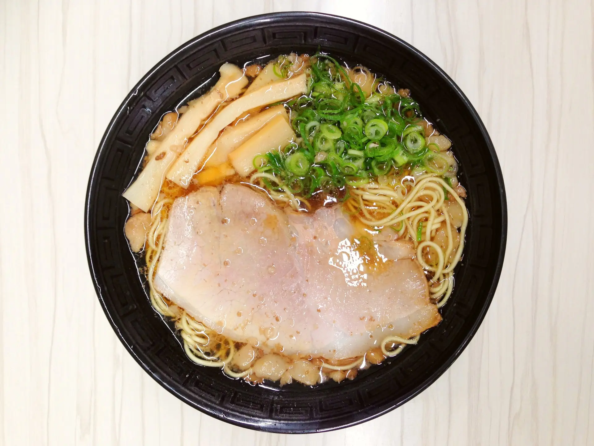 背脂がたっぷりのスタンダードな尾道ラーメンが食べられる