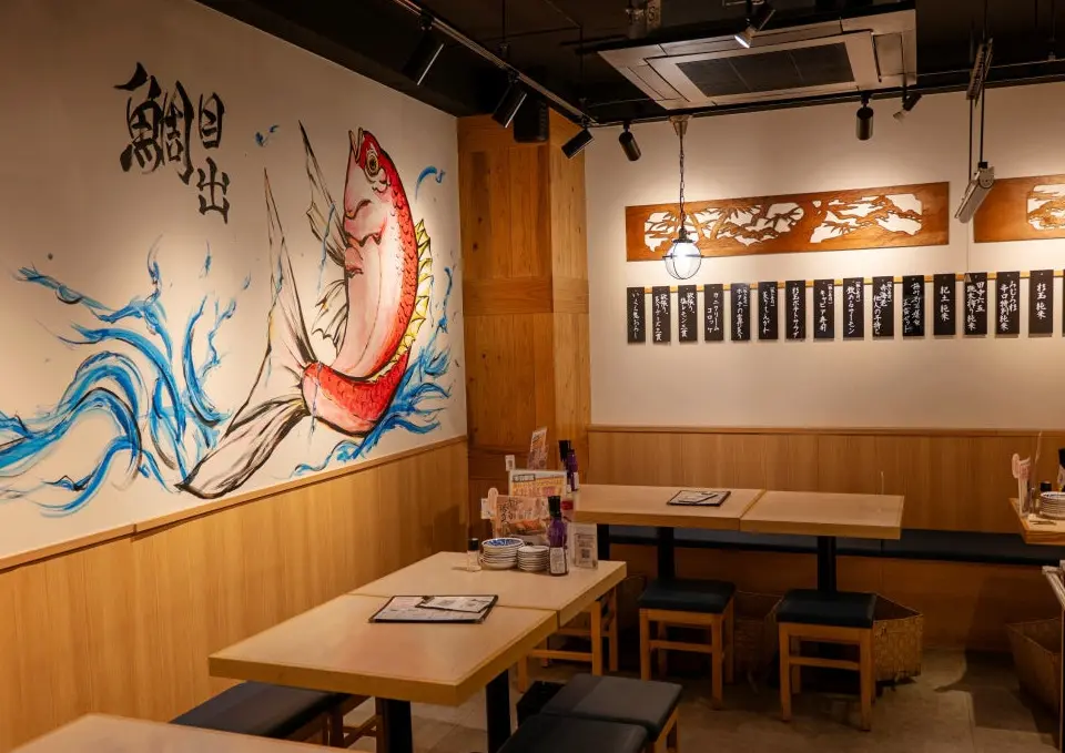 職人が描いた壁画が印象的な店内