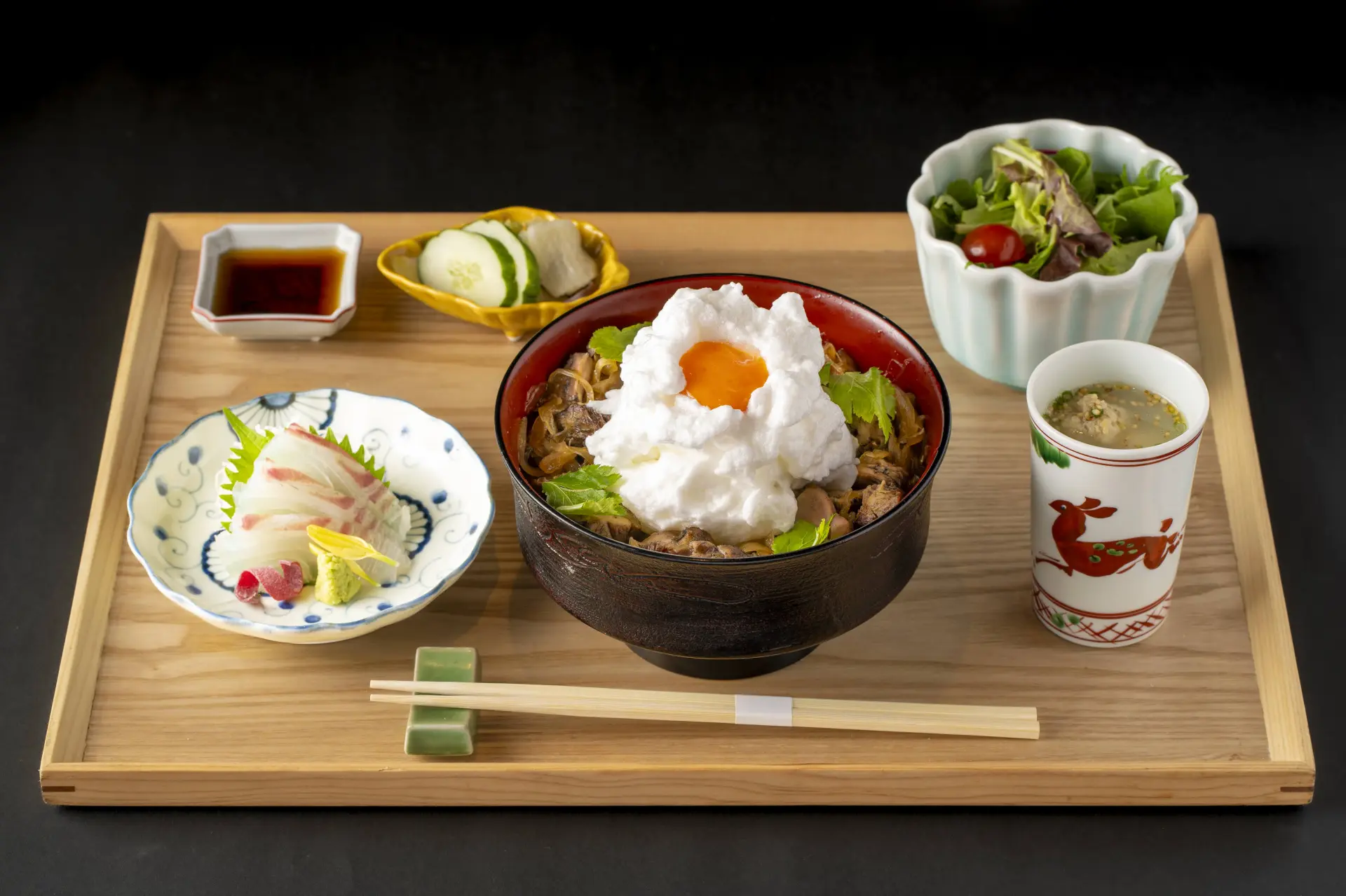 ランチには白身のメレンゲが特徴の「親子丼」もある