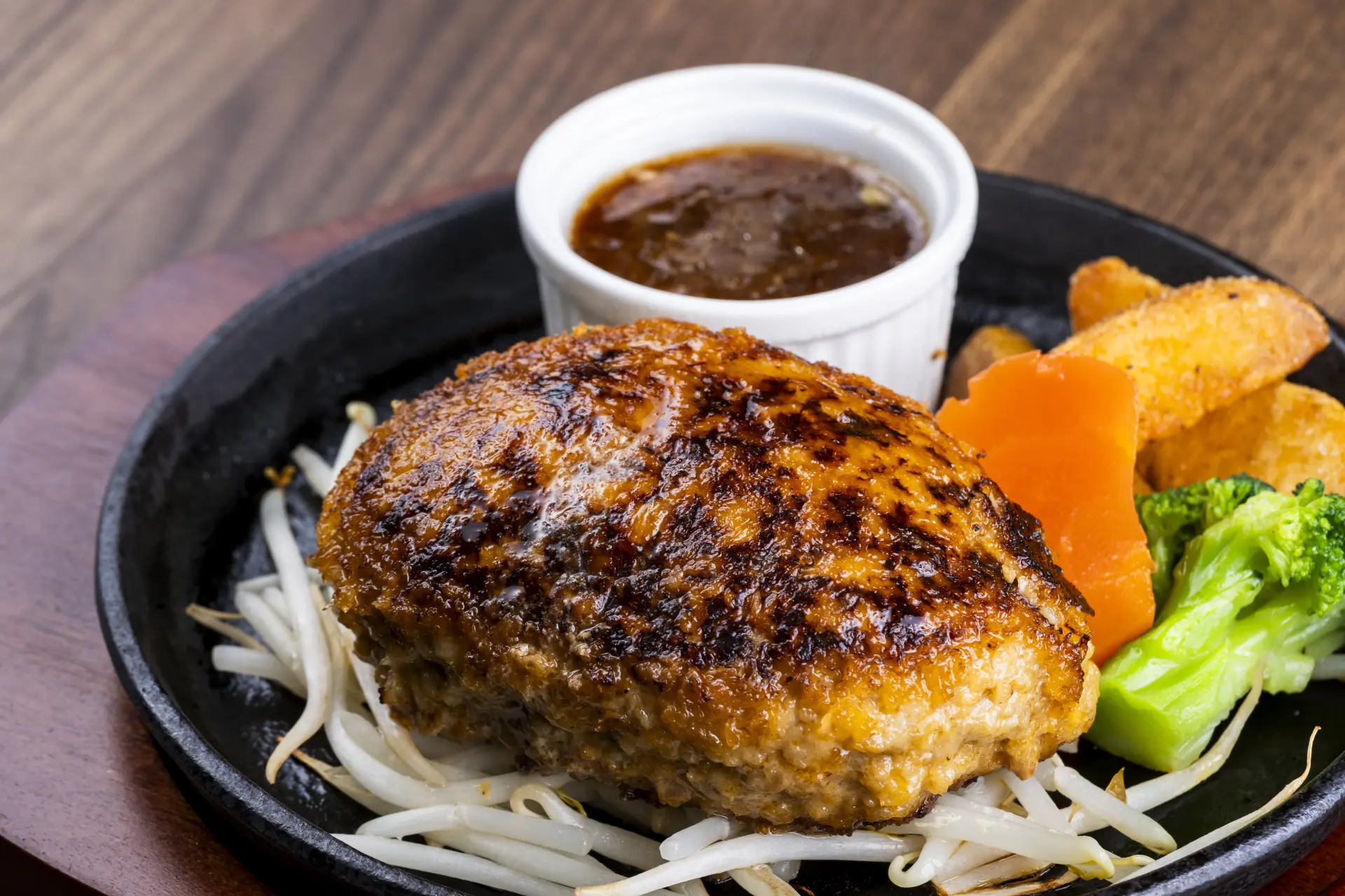 滿溢的鮮美肉汁與特製醬汁堪稱絕配
