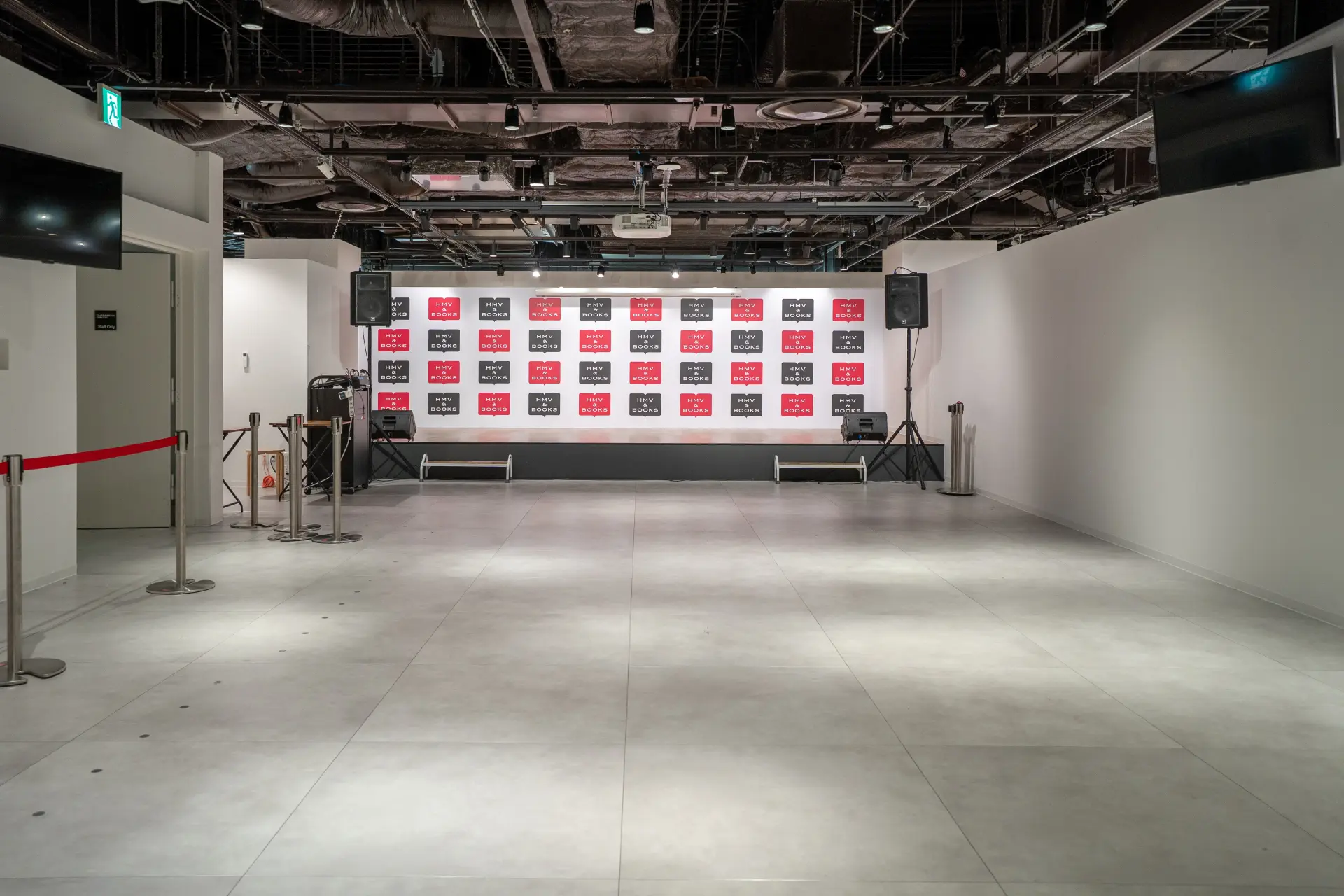 The event space has a wide layout, making the stage easy to see even from the rear seats.