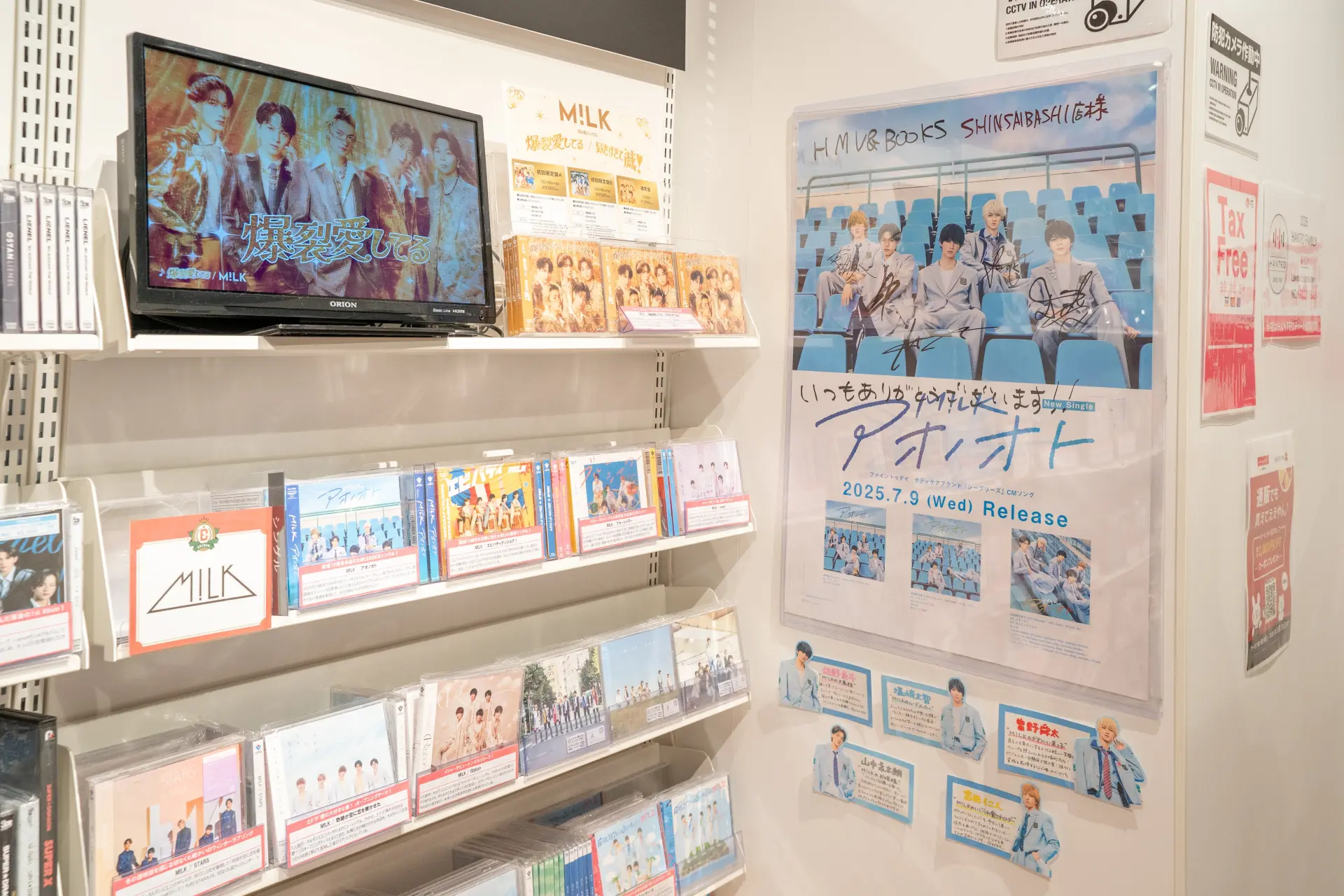 Photography is allowed for autographed signature boards and posters with original comments.