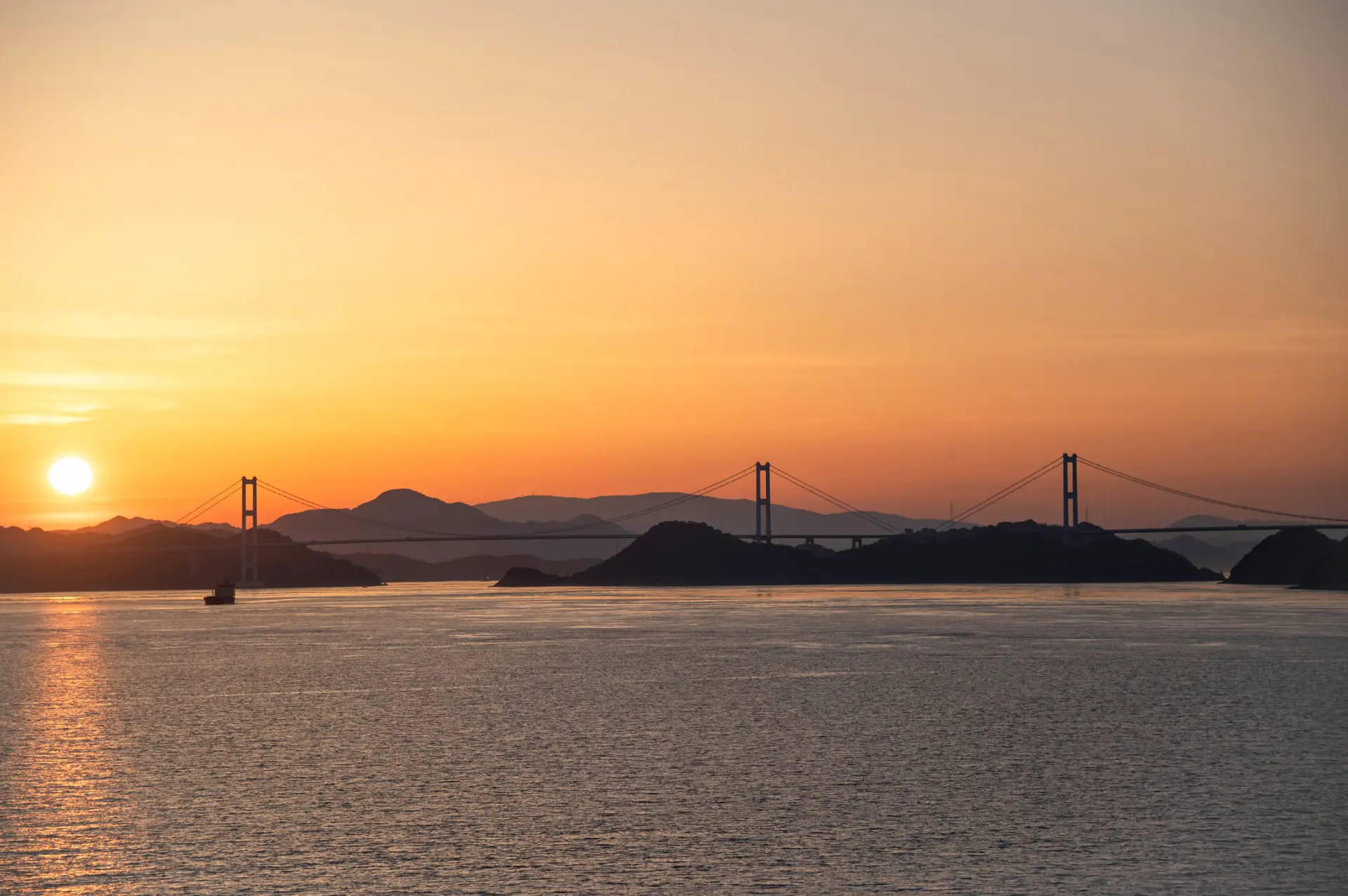 来島海峡大橋と島々の重なる絶景