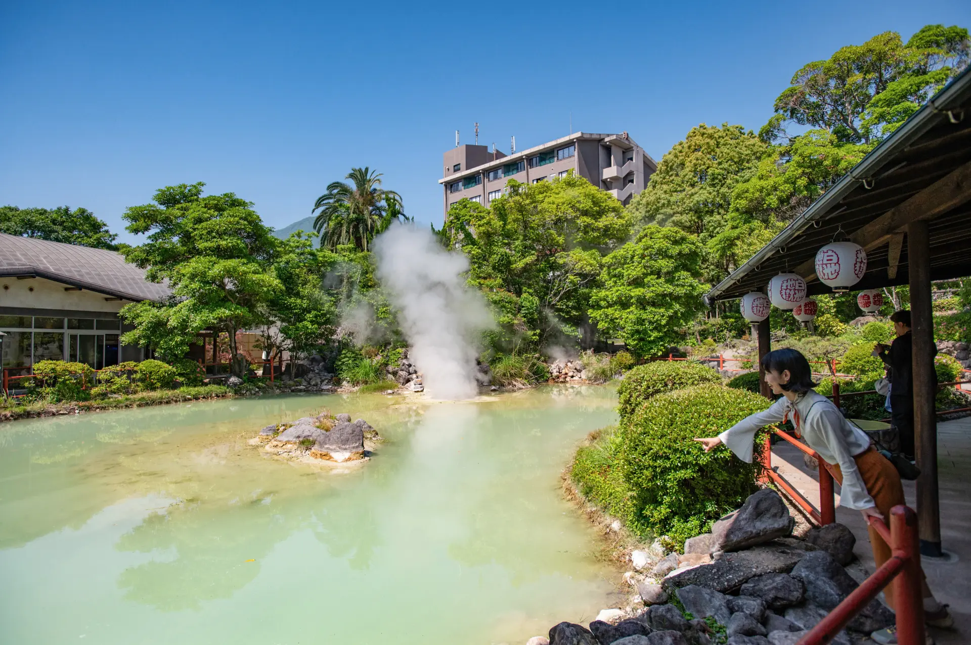 和風庭園の中にある「白池地獄」