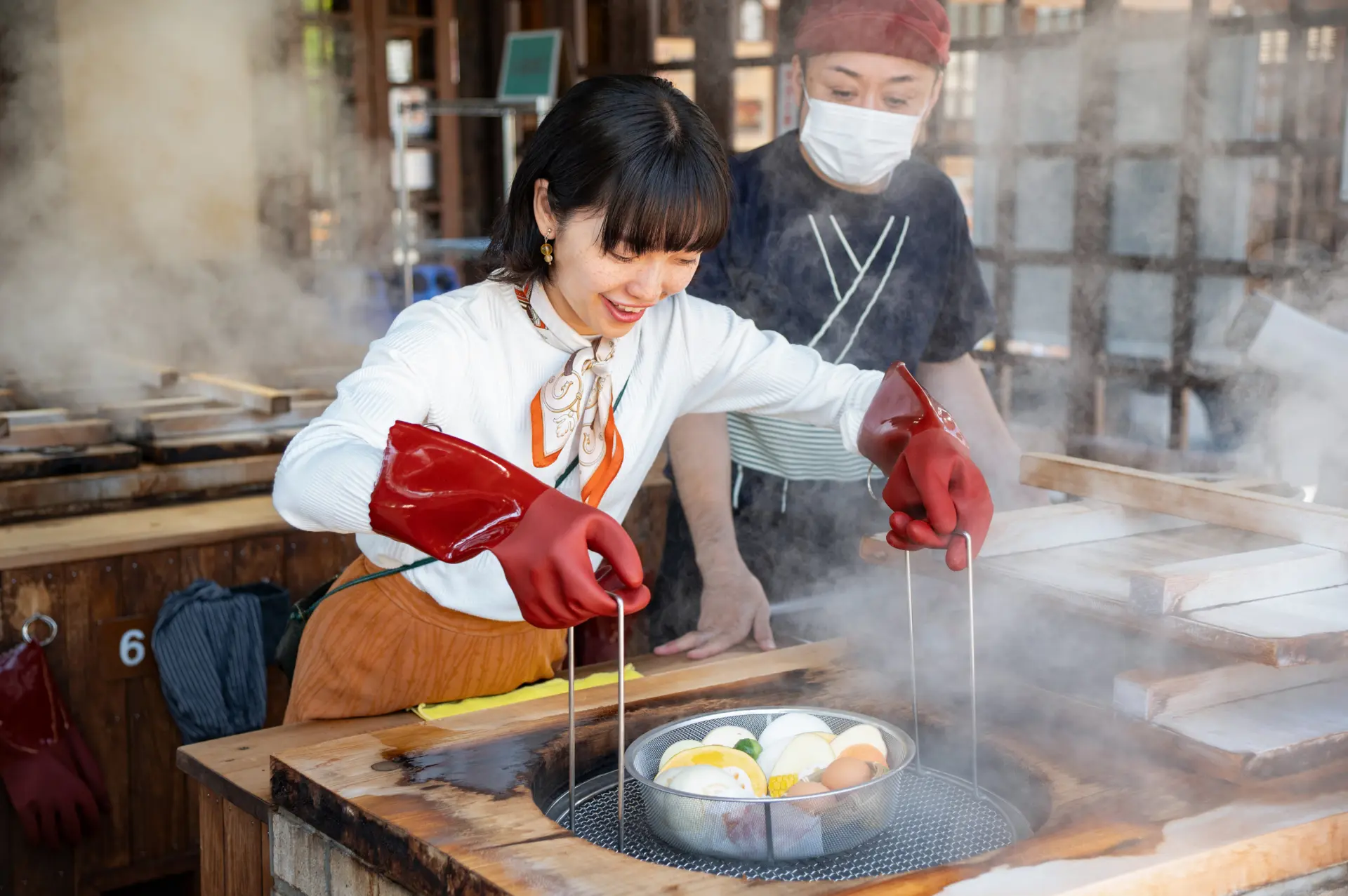 もくもくの湯気に包まれながら食材をセット