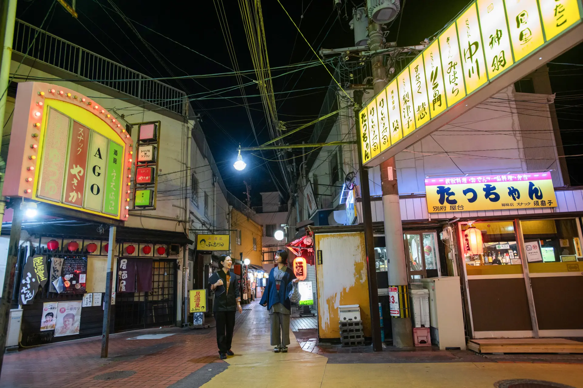 まるで映画のセットのような夜の街並み