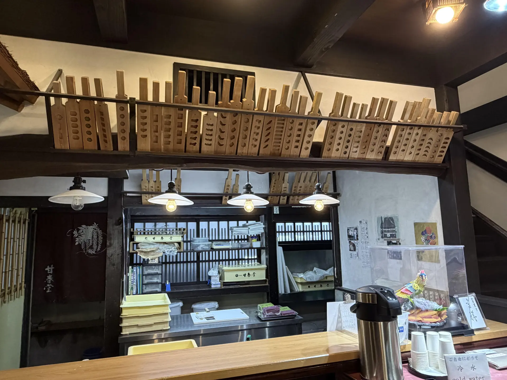 工房で和菓子を作っていることも