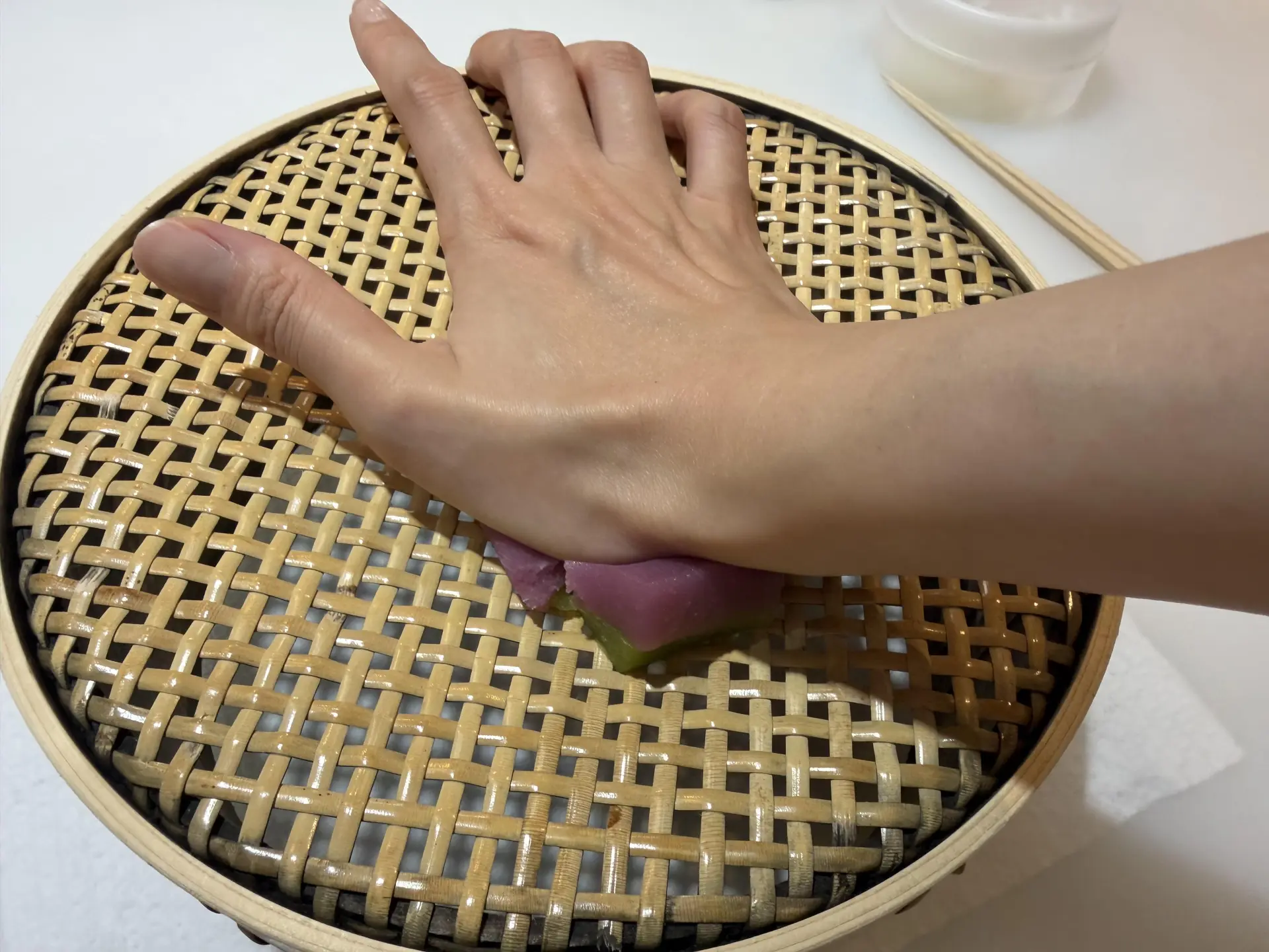手のひらの腹でようかんを押す