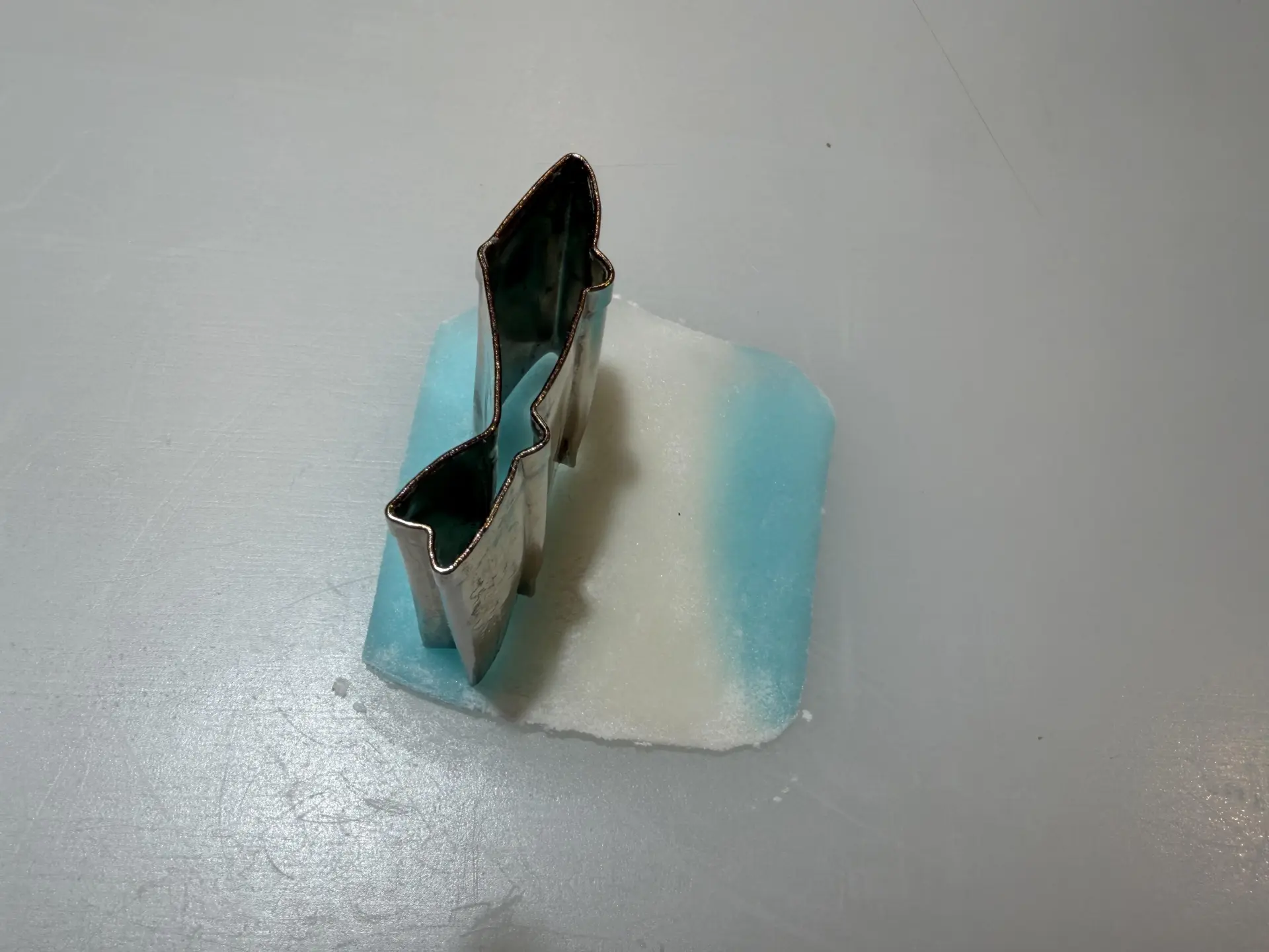 あゆの形に型抜きをする