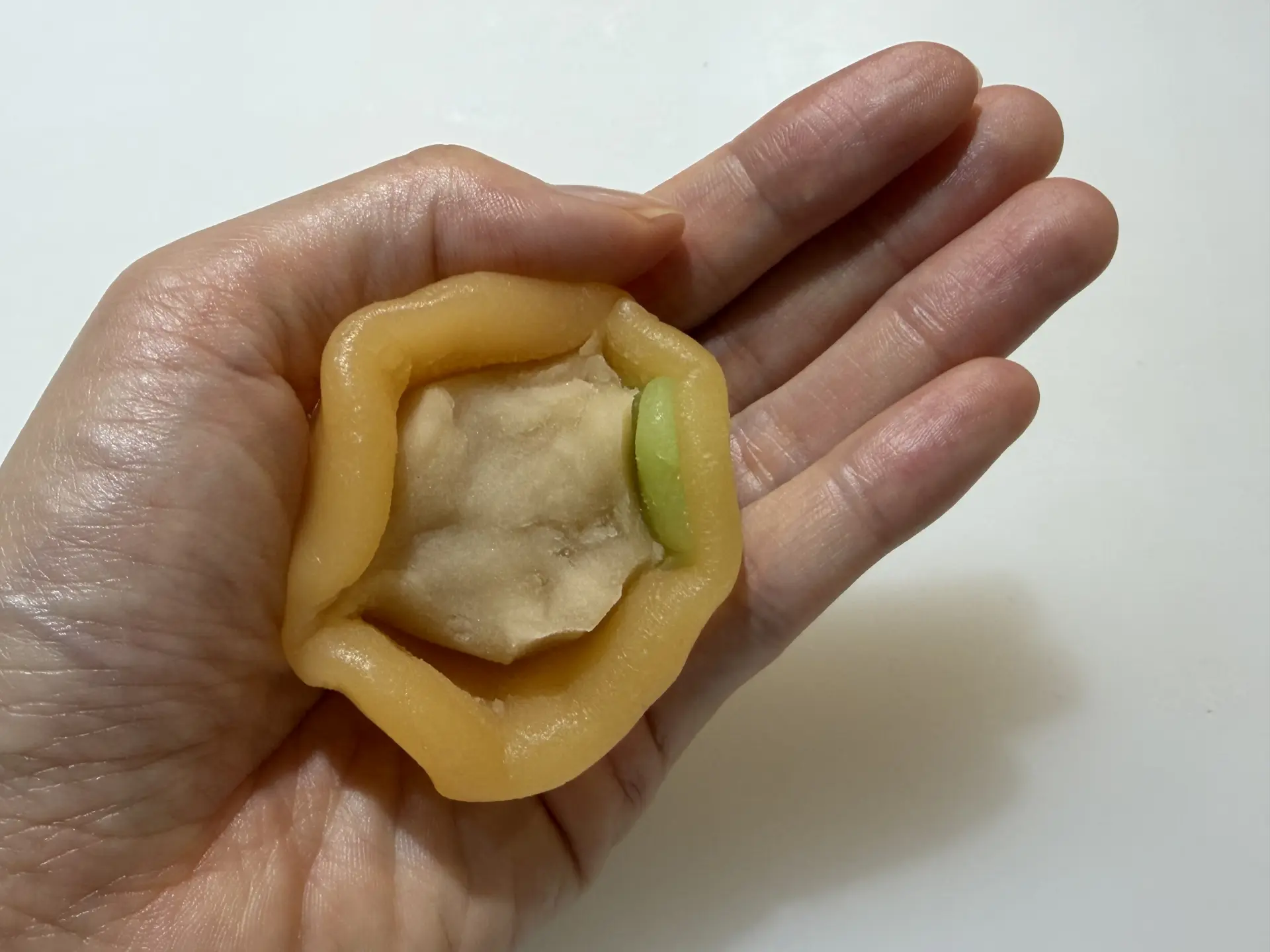 白あんをのせてたまご型に包む