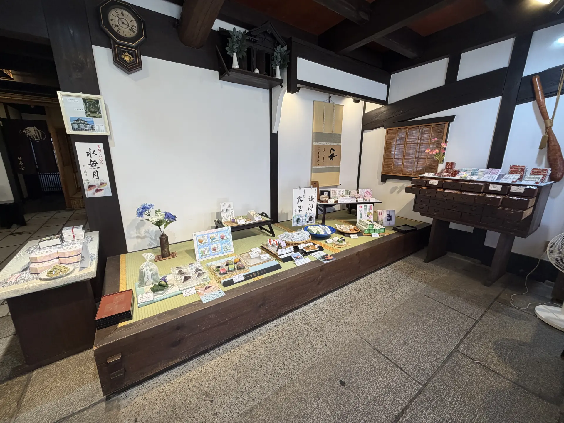お土産を購入することもできる店内
