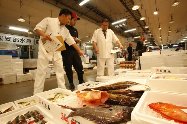 每天早晨從長濱魚市場採購新鮮海產