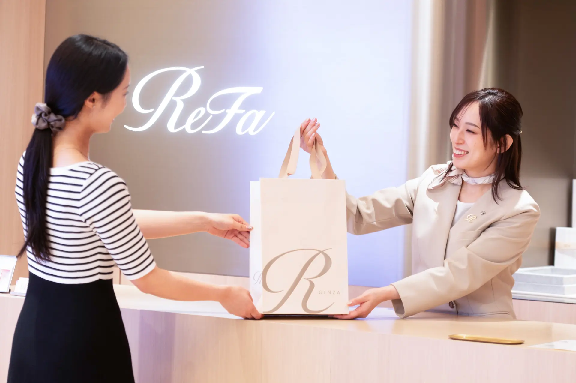 高級感たっぷりの「ReFa GINZA」限定ショッパー