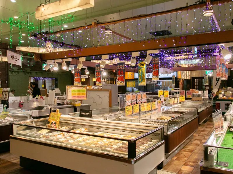 新鮮な魚介や特産品が並ぶ仙台の人気市場