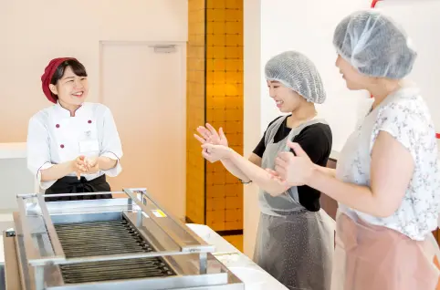 すり身から作る笹かまぼこの手作り体験が人気