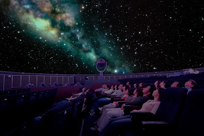 頭上いっぱいに星空が広がる仙台市天文台のプラネタリウム
