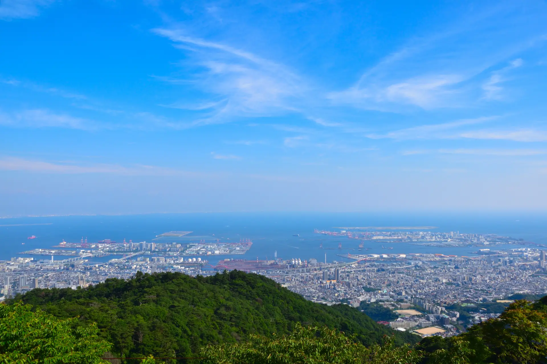 六甲山からは神戸の街並みと瀬戸内海を一望できる