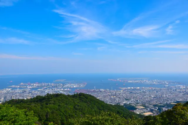 六甲山からは神戸の街並みと瀬戸内海を一望できる