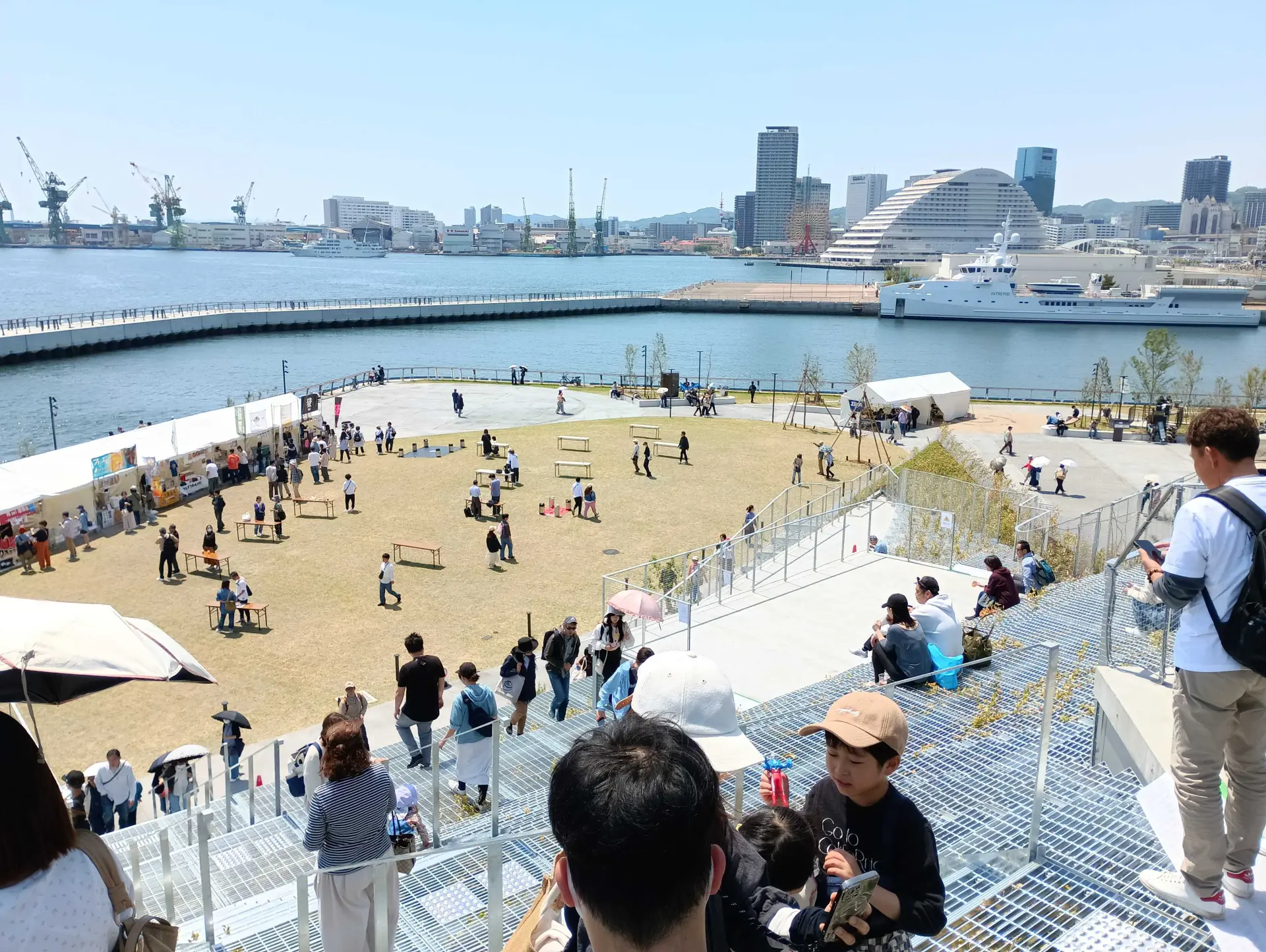 小高い丘からは、神戸の街並みと港の風景が一望できる