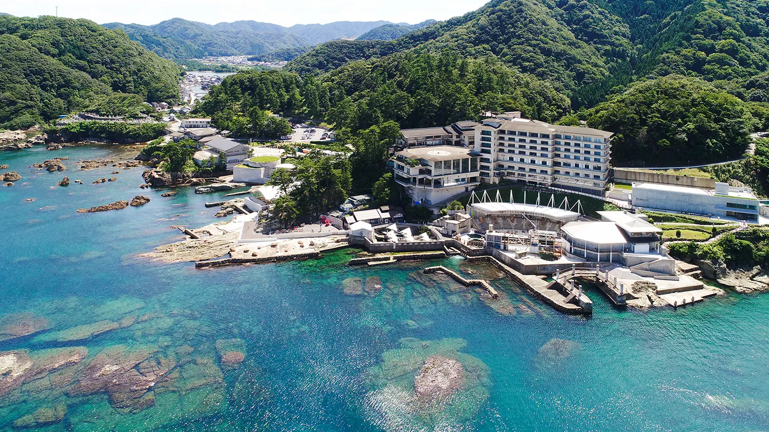 日本海の美しい海岸線に抱かれた、体験型の水族館