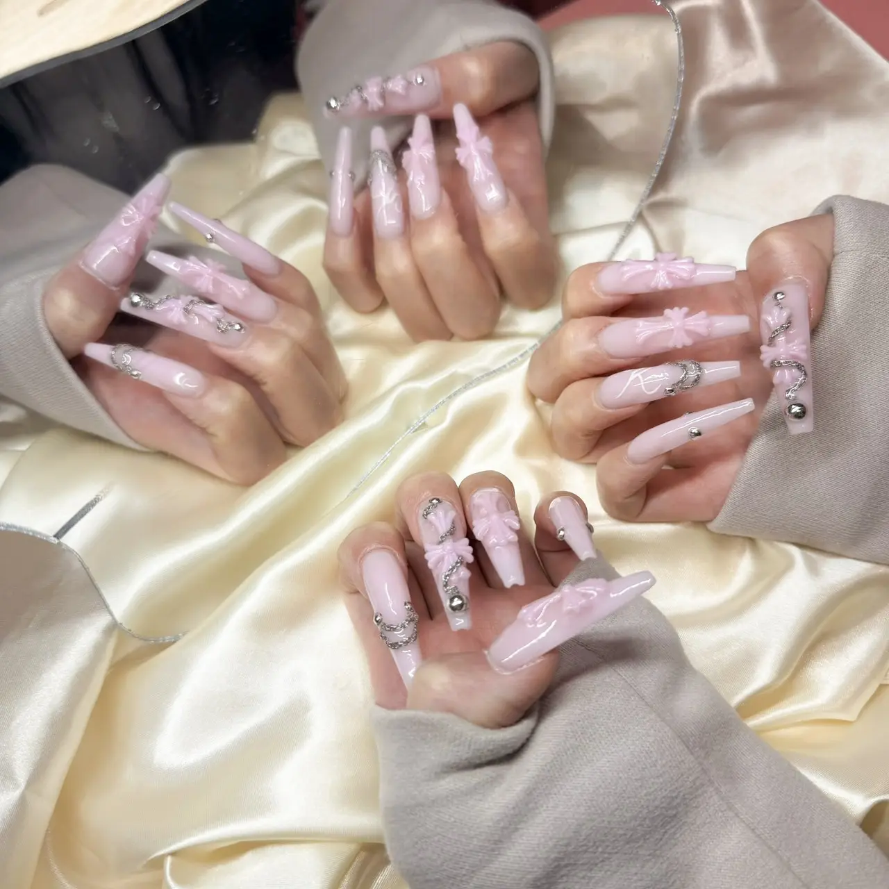 トレンド感あふれるクロスモチーフネイル