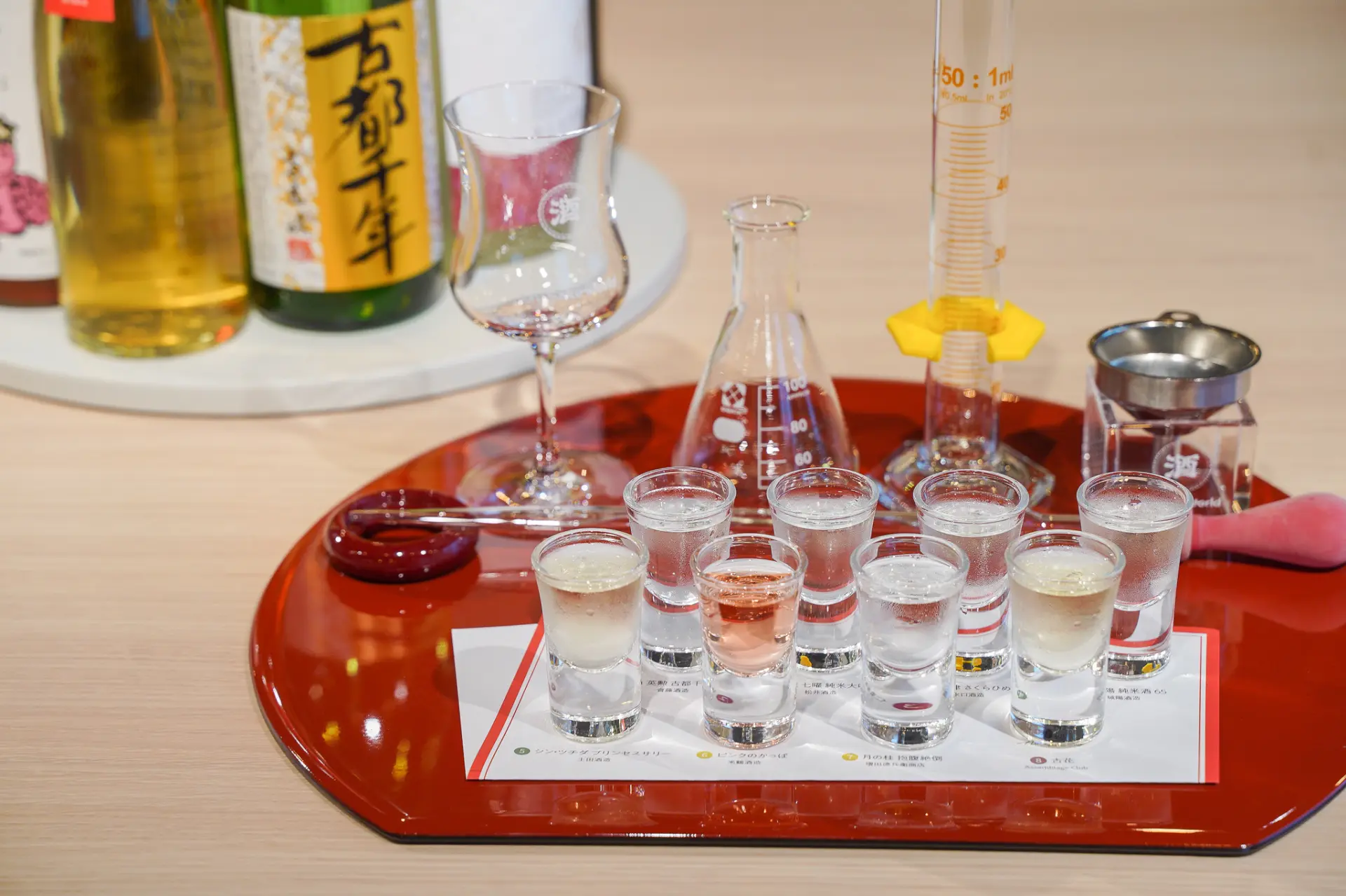 8種類の日本酒をテイスティングする