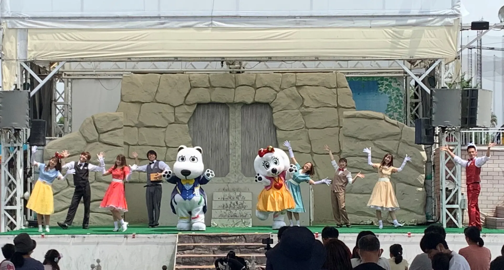 ステージーショーをのんびり楽しむのもいい