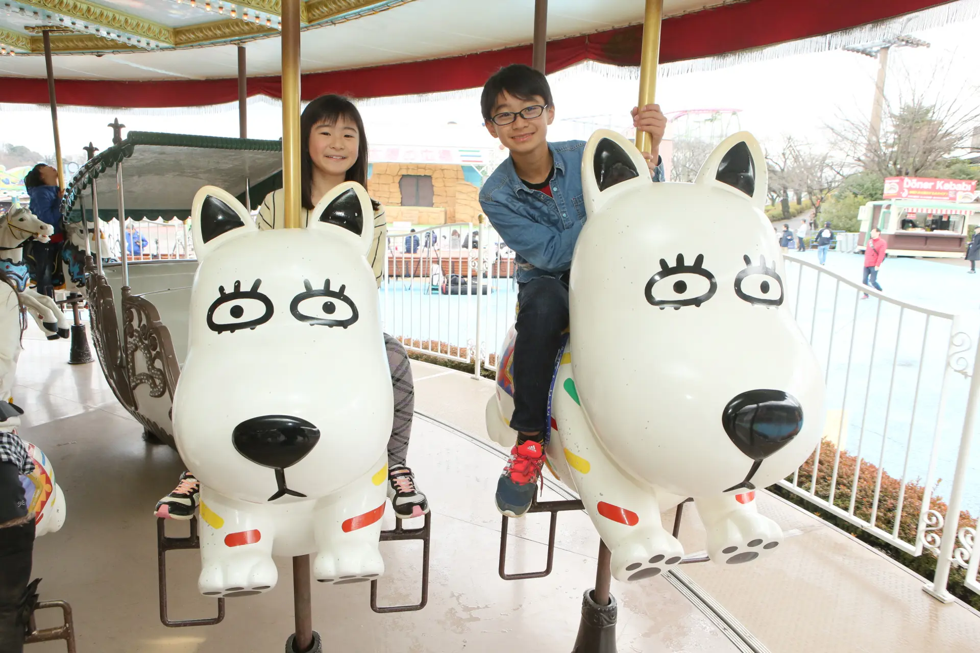 かわいい犬に乗ってのんびりとした時間を