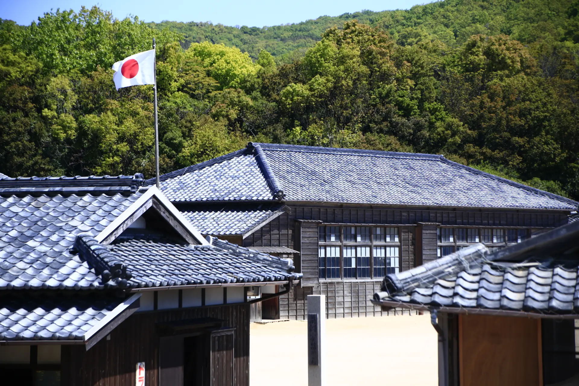 瓦屋根が印象的な木造校舎