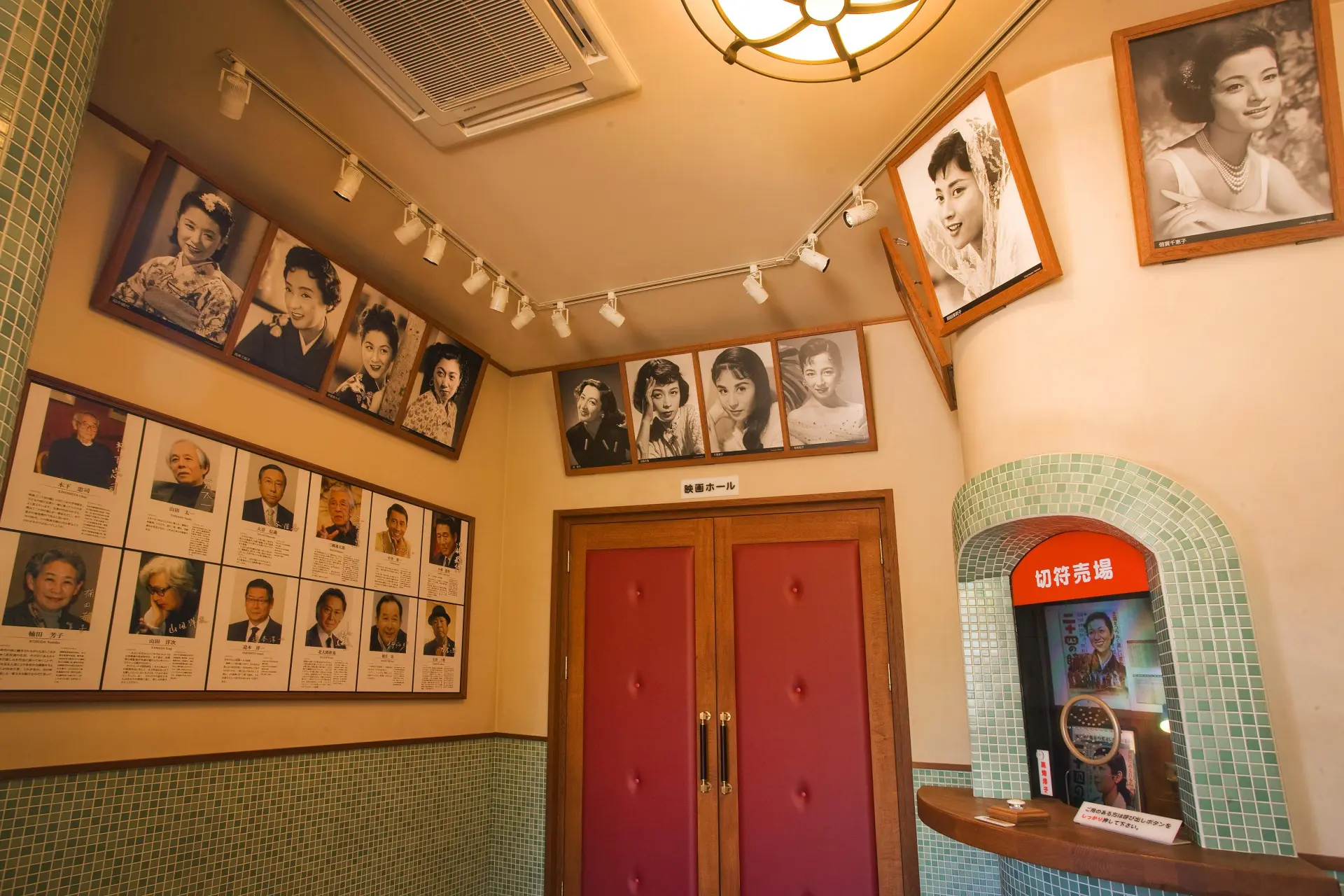 日本映画黄金期のポスターや資料が並ぶ