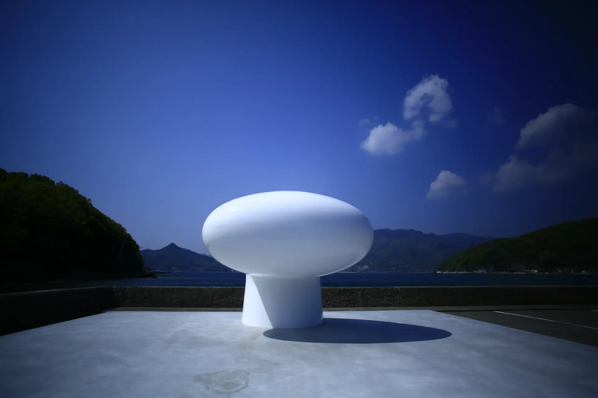 レトロな景観に溶け込むアート作品「愛のボラード」(作者:清水久和)